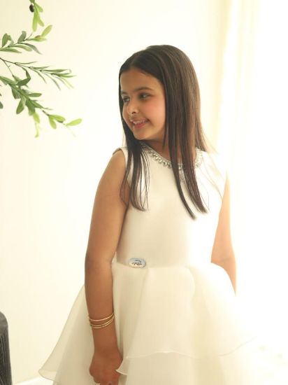 صورة فستان سهرة أبيض للأميرات يجمع بين الفخامة و الاناقة